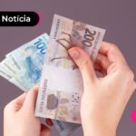 uma pessoa contando notas de dinheiro.