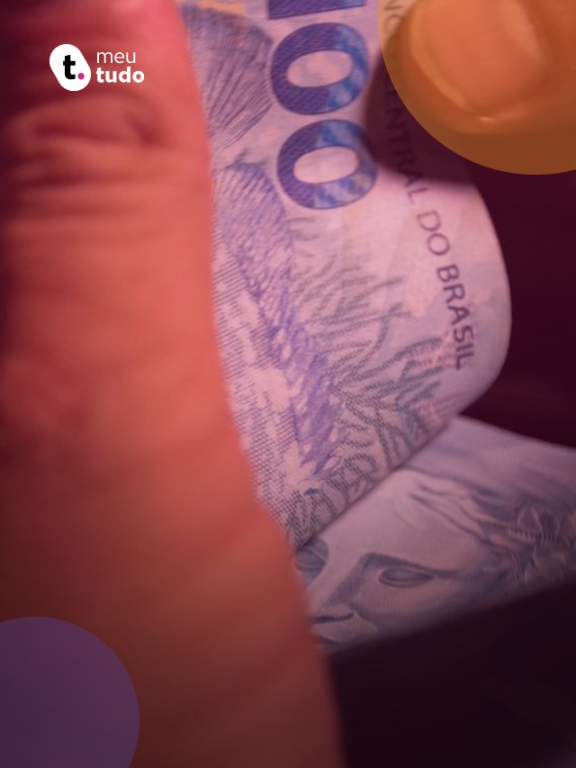 imagem de uma pessoa segurando notas de cem reais.