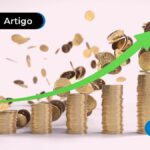 Moedas empilhadas lado a lado e seta verde apontado para cima.