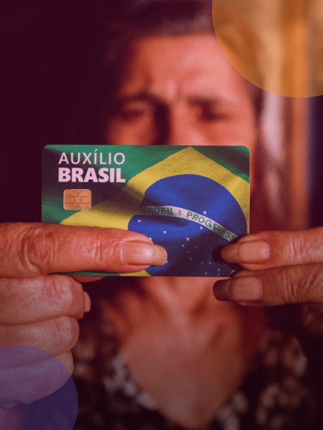 Senhora segurando o cartão do auxilio brasil