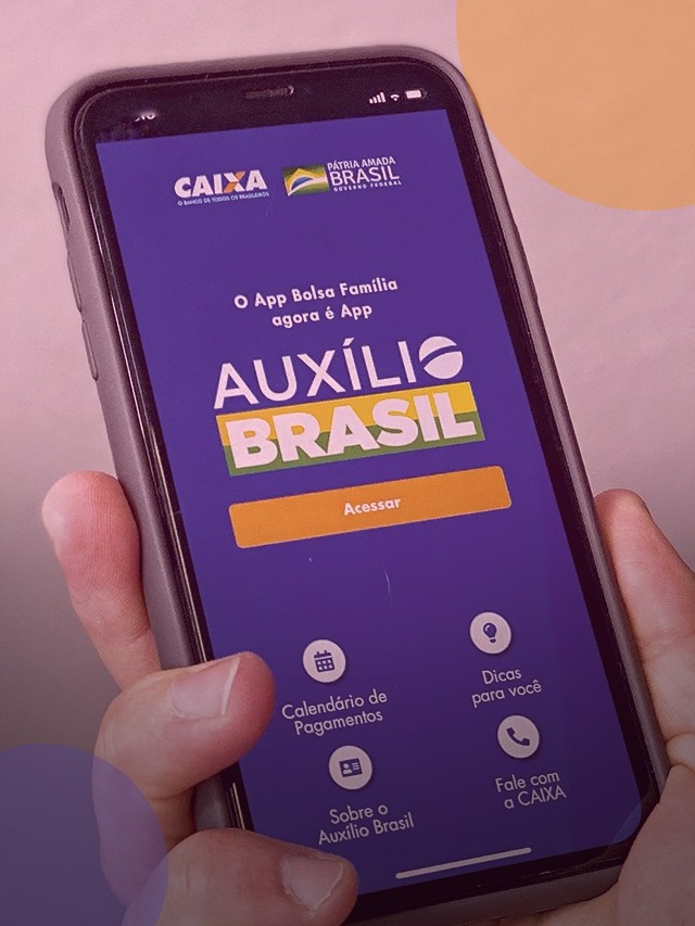 Mãos segurando um telefone com a tela do aplicativo do auxilio brasil