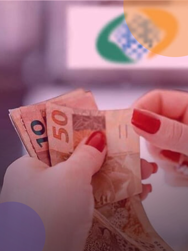 Mãos segurando dinheiro com o fundo da previdência social