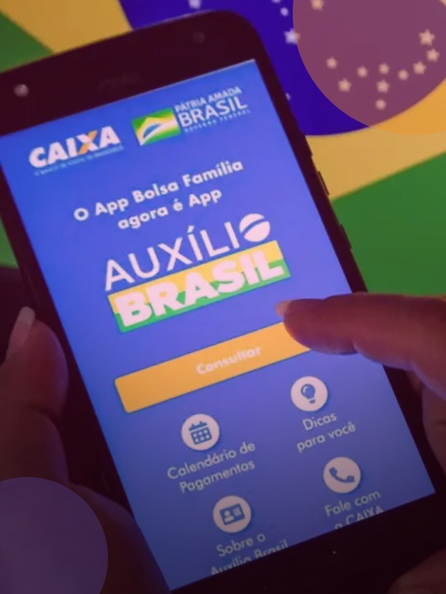 Mãos sob um celular com um aplicativo aberto no auxilio brasil