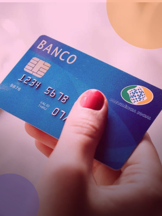 Mão com unhas pintadas em vermelho segurando um cartão