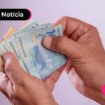 Mãos contando notas de dinheiro