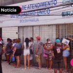 imagem de pessoas reunidas em uma fila