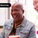 imagem de casal de idosos sorrindo enquanto olham para papel