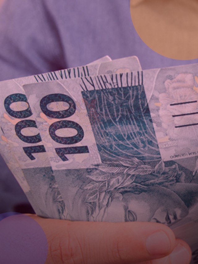 Mão segurando notas de 100