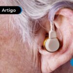 Senhora de cabelos brancos com um aparelho auditivo