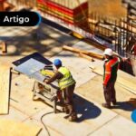dois homens em uma calçada trabalhando com obras.