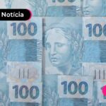 Pessoas em uma fila com uma faixa escrita previdência social a frente