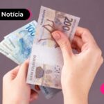 Mãos contando notas de dinheiro