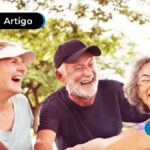 Uma imagem que ilustra várias pessoas sorrindo no mesmo ambiente.