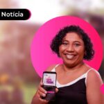 imagem de mulher sorridente segurando telefone celular