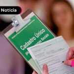 imagem de pessoa preenchendo ficha do cadastro único