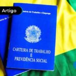 Uma imagem que ilustra duas carteiras de trabalho em cima da bandeira do Brasil