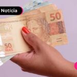 uma pessoa segurando notas de dinheiro.