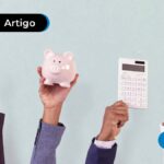 imagem de mãos para cima segurando diversos itens como calculadora, cofre de porquinho e notas de dinheiro