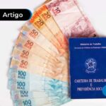imagem de carteira de trabalho azul por cima de notas de reais