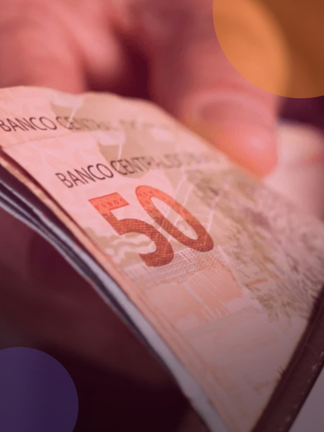 Pessoa tirando notas da carteira