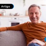 Homem sorrindo sentado em um sofá