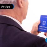 Homem segurando uma carteira de trabalho