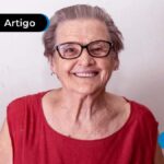 Senhora de óculos sorrindo