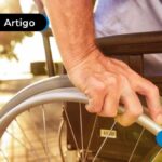 Pessoa sentada em uma cadeira de rodas