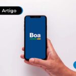 imagem de mão segurando celular com tela inicial do app Boa Vista
