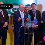 Pessoas em pé fazendo um pronunciamento