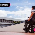 Pessoa sentada em uma cadeira de rodas