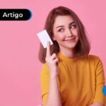 Mulher com um cartão de credito em mãos