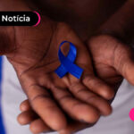 Mãos segurando o símbolo do novembro azul