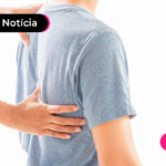 imagem de médico apoiando mãos na coluna de paciente a sua frente