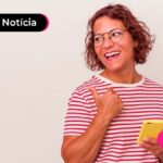 Mulher de óculos e sorrindo