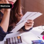 Mulher sentada com papeis em mãos