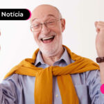 Senhor de idade com expressão de comemoração