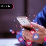 Pessoa segurando um aparelho celular
