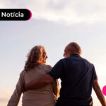 Casal abraçados em um por do sol