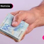 Pessoa segurando um grande volume de notas