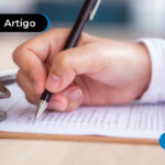 Pessoa assinando um documento