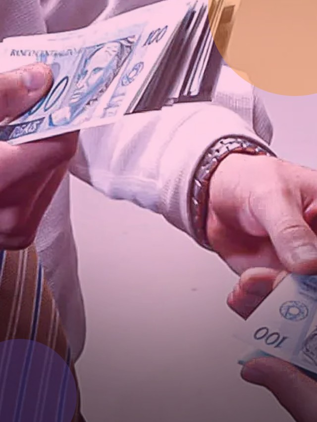 Pessoa passando notas de cem reais para outra