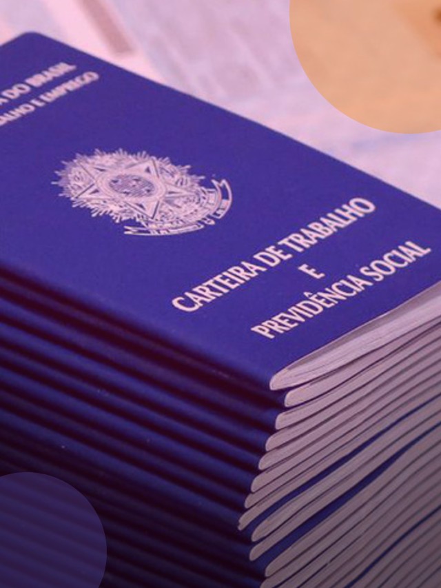 Varias carteiras de trabalho empilhadas