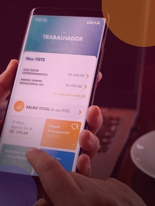 Pessoa com celular na mão com tela do fgts aberto
