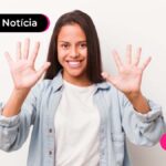 mulher com 10 dedos levantados