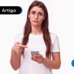 mulher apontando para o celular