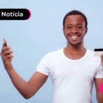 homem com cartão de crédito e celular