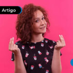 mulher com dois dedos levantados