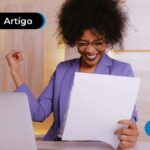 Uma imagem de uma Mulher negra segurando uma documentação.