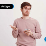 homem com dúvidas olhando para o celular